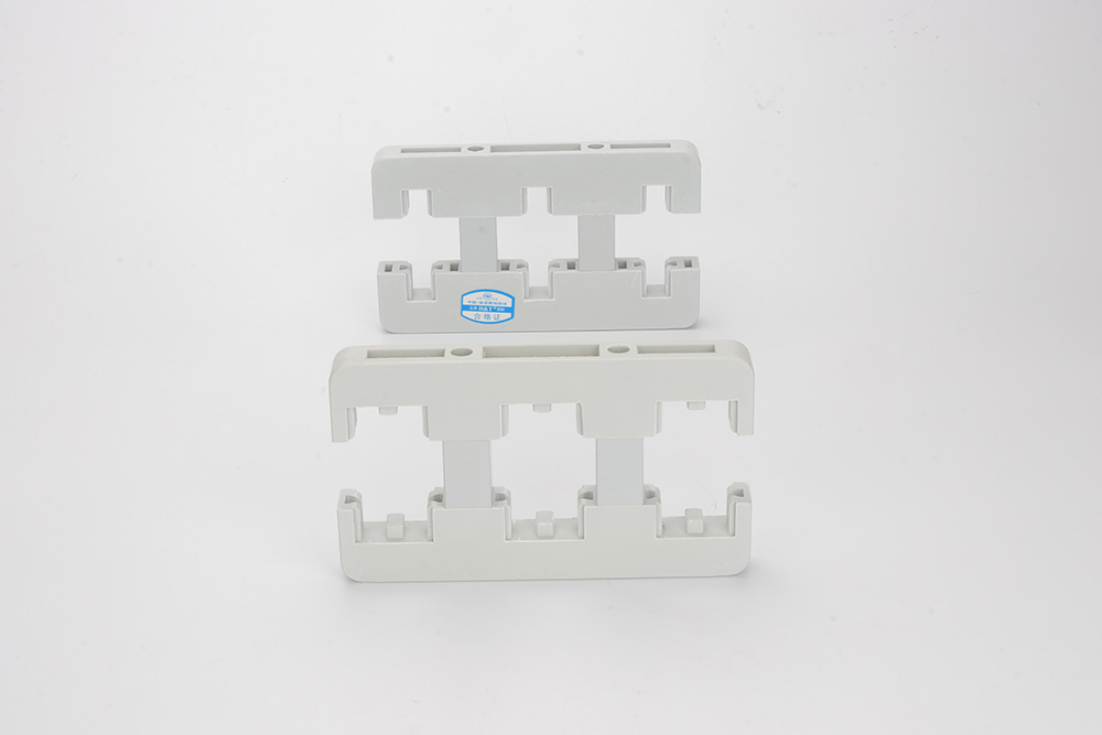 A Series Busbar Insulator Support SMC